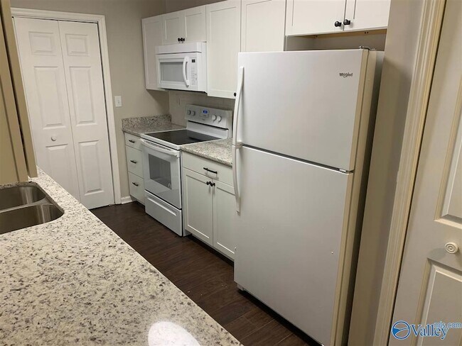 Building Photo - 4988-4987 7 Pine Cir