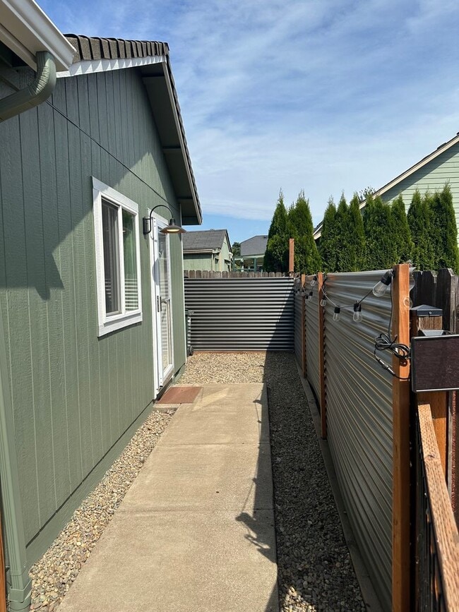 Building Photo - Charming 1 bedroom 1 bath house in Springfield!