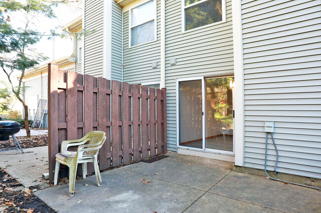 Building Photo - 724 Shady Oaks Ct