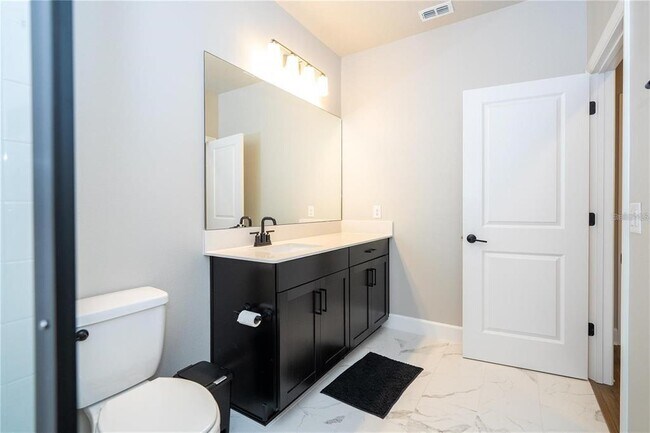 Building Photo - 5090 Shady Pnes Dr