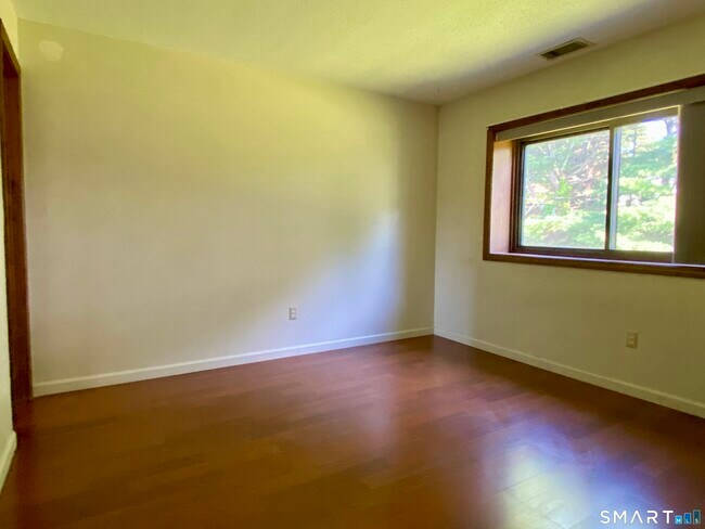 Building Photo - 1104 Summer Hill Dr