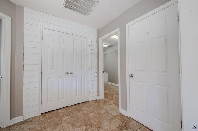 Building Photo - 611 Bay Laurel Cir