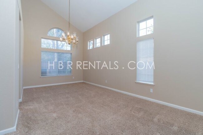 Building Photo - Move in Ready Beautiful 4 Bed Home in Tracy - Full Bed/Bath on 1st floor