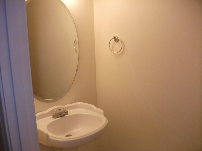 Building Photo - Spacious 4 Bedroom Home w/ Upstairs Laundry & Fully Fenced Yard!