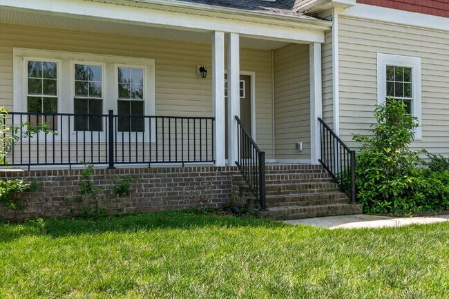 Building Photo - Beautiful Rental in The Highlands – Spacio...