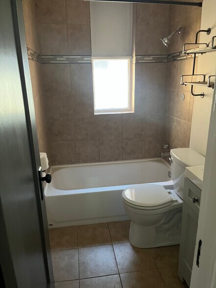 Min floor bath - 4940 Walsh St