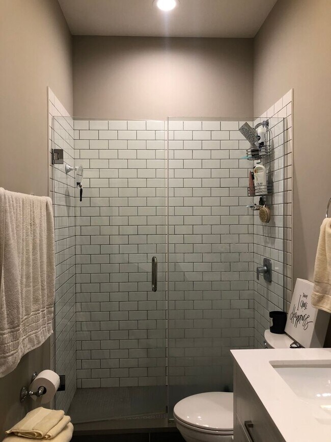 Building Photo - 1838 W Grand Ave