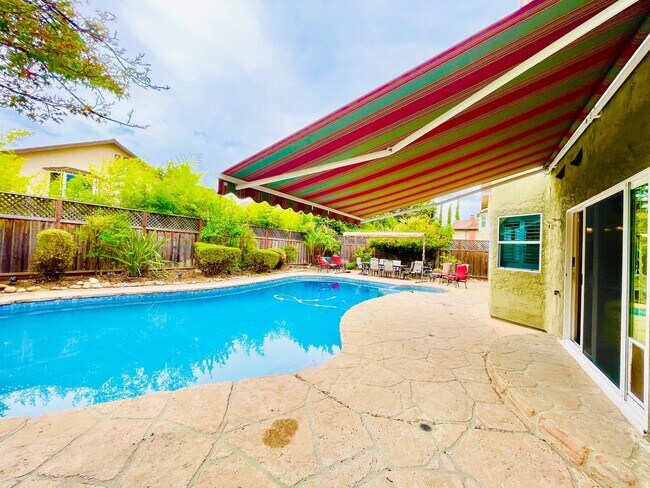 Building Photo - Beautiful 4 Bed 3 Bath + Huge Bonus Room A...