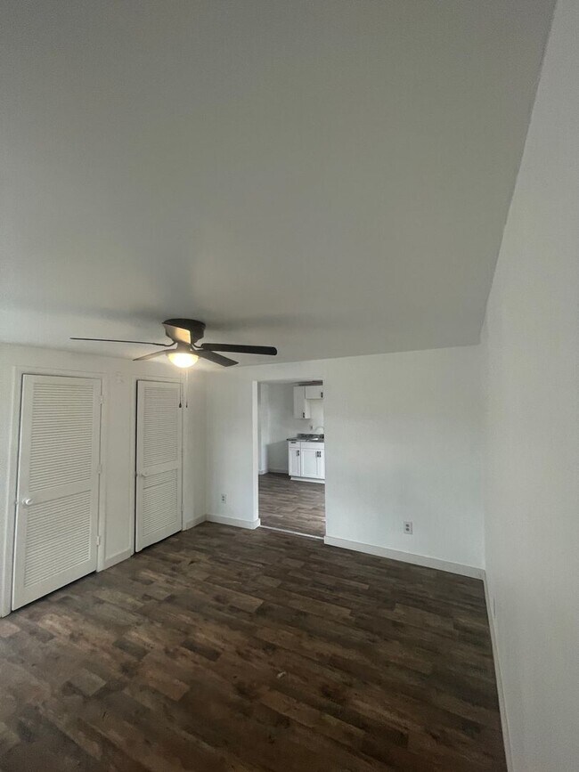 Building Photo - 403-405-405 E Main St