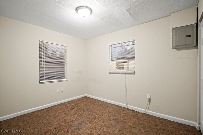 Building Photo - 322 Louise Ave