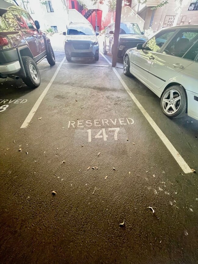 Building Photo - Top-Floor Riverfront Living with Broadway Bridge Views | 2 Bed + 2 Bath + Parking