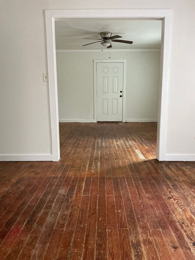 Building Photo - 3 bedroom / 1 bathroom house near St. Mary's/Beechwood/Alps Rd.