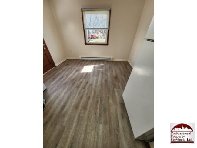 Building Photo - Country Living Near Commuter Routes