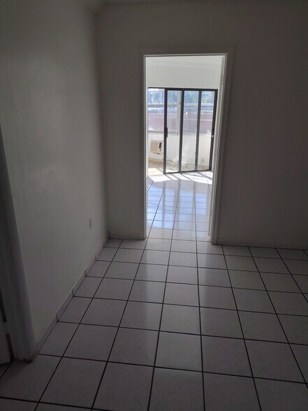 Building Photo - 1605 NE 185th St