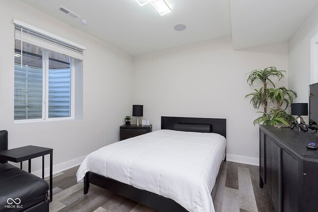 Building Photo - 429 W 86th St