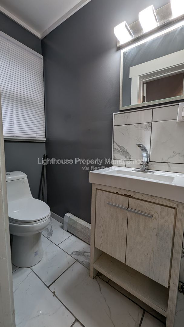 Building Photo - 809 W Cedar St