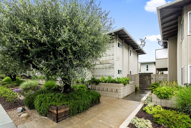 Building Photo - Unbeatable Location! Bright 1 Bed, 1 Bath ...