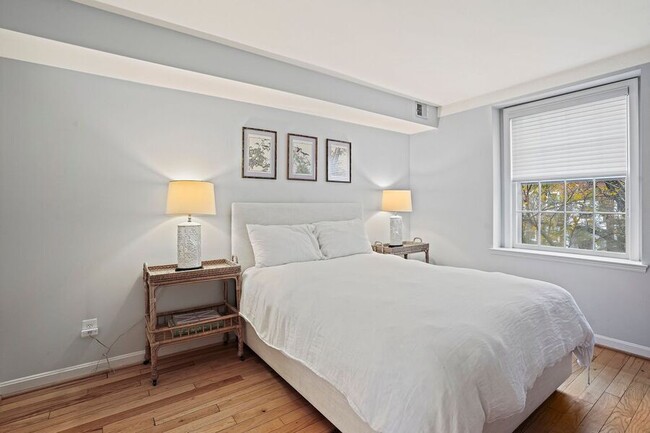 Building Photo - Cozy and Convenient in McLean Gardens: Cha...