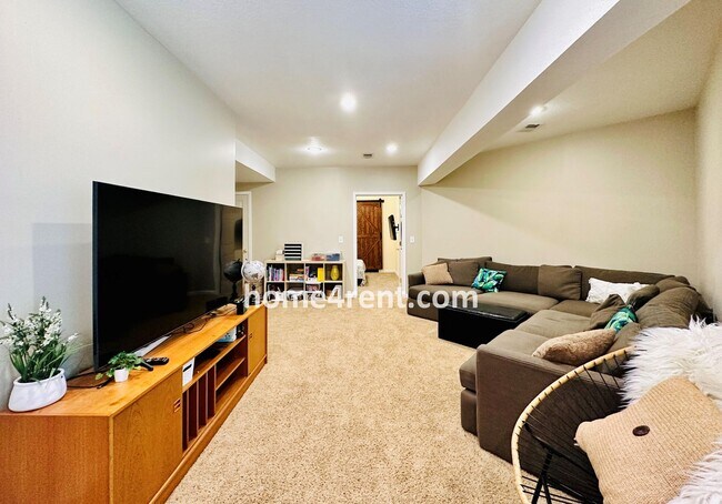 Building Photo - Beautiful Four Bedroom Home in a Quiet Neighborhood w/ an Updated Kitchen, Wood Floors, and a Fin...