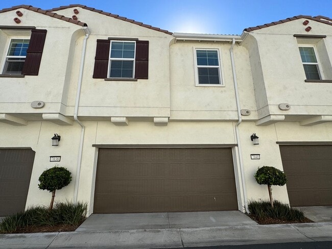 Building Photo - Beautiful 3Bd/2.5Ba Home in Gated Prado Co...