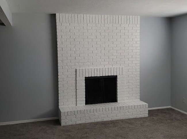 Building Photo - Remodeled 4 Bedroom In Sandy! Close To Alt...