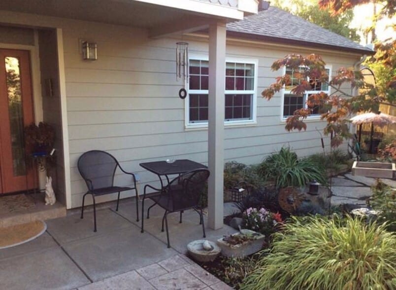 Garden with bubbler fountain - 445 S 4th St