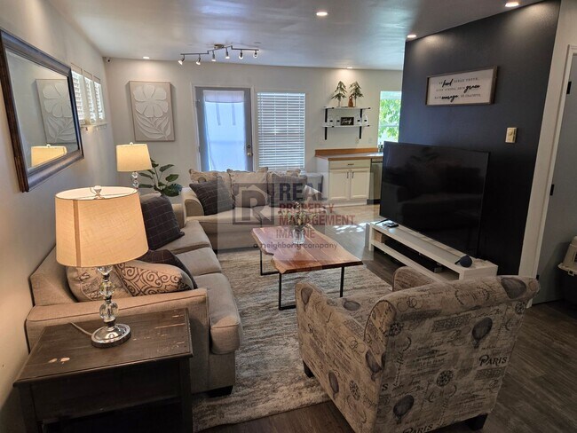 Building Photo - Check Out This Adorable 2.0 bedroom, 2.5 b...