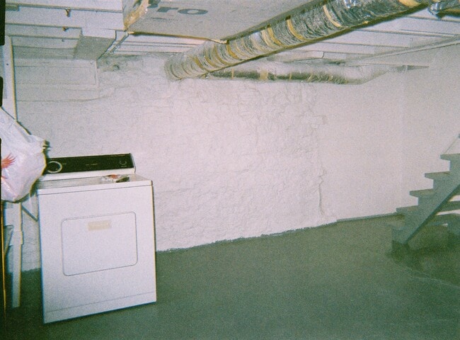 Building Photo - 401 Lewis St