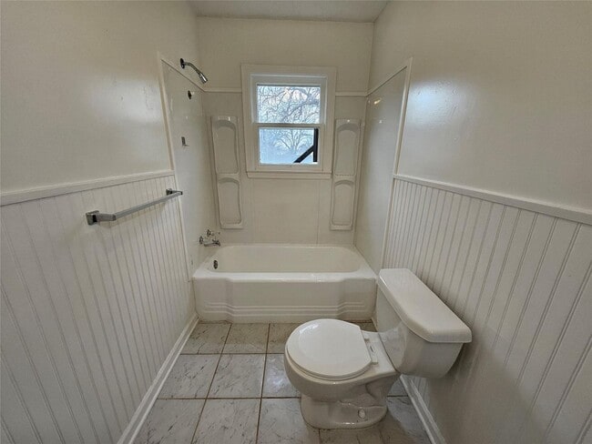 Building Photo - 4 BEDROOM, 2 BATH! CORNER LOT