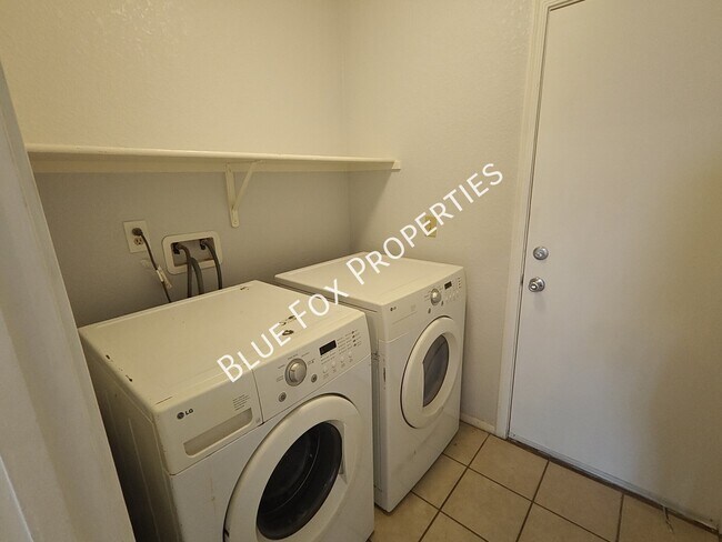 Building Photo - 7960 S Lennox Ln