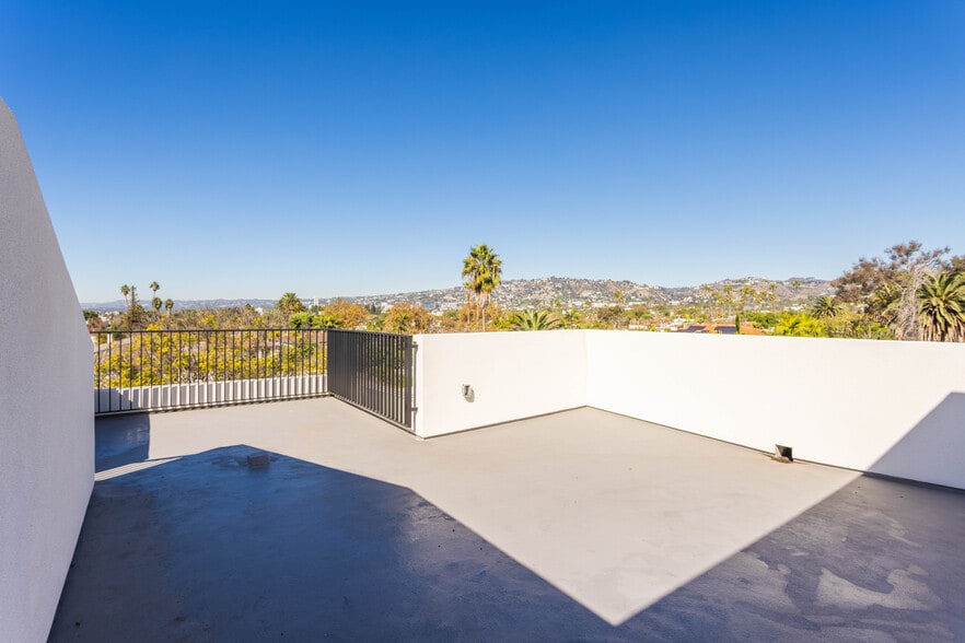 Building Photo - 456 N Poinsettia Pl