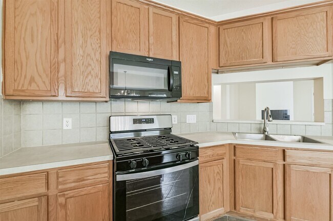 Building Photo - 7 Heron Hollow Ct
