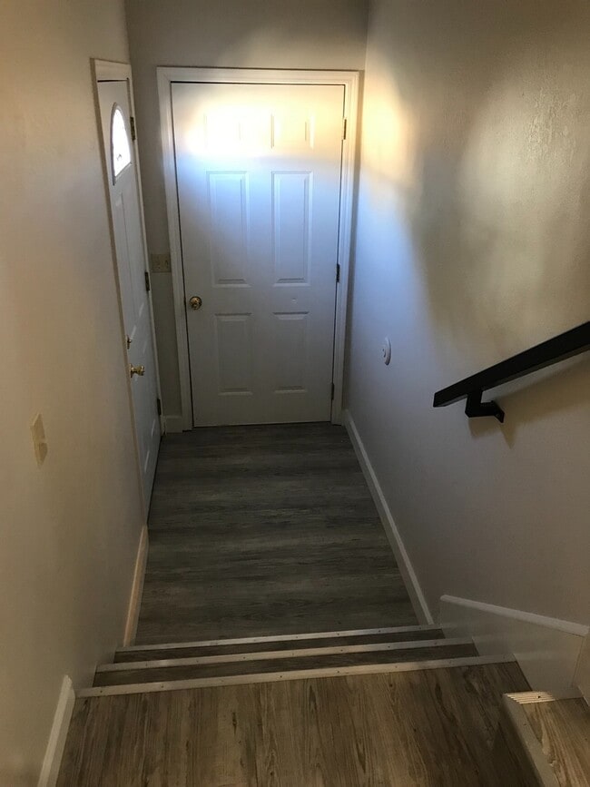 Building Photo - Upper unit in SW Bend Close to Old Mill an...