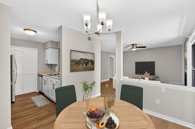 Building Photo - 3 BEDROOM CONDO IN TERRIFIC LOCATION!