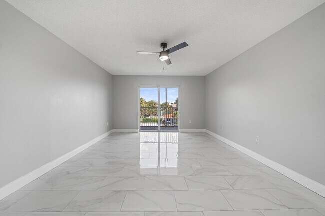 Building Photo - 1502 S Lakeside Dr
