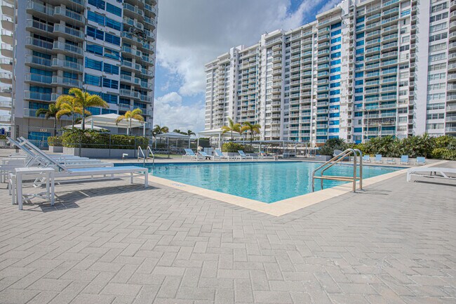 Building Photo - 18021 Biscayne Blvd