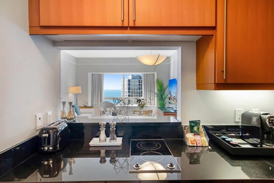 Building Photo - 1435 Brickell Ave