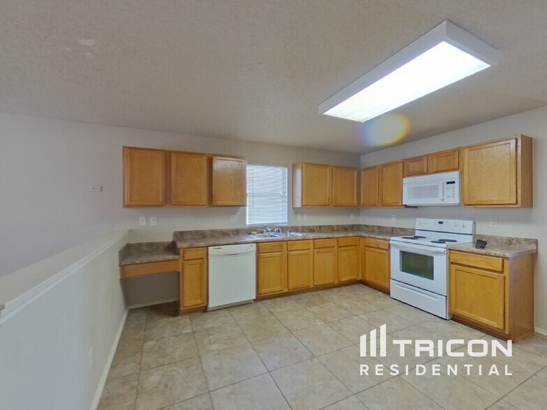 Building Photo - 8769 Garden Springs Dr