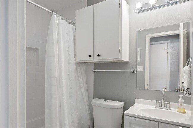 Building Photo - 10401 Burmaster Ln