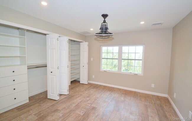 Building Photo - 13 Flower Hill Pl