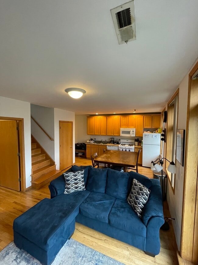 Building Photo - 865 W Buckingham Pl