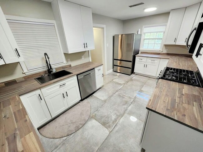 Building Photo - Amazing 4 Bedroom/ 2 bath East Memphis House @5259 Sequoia Ave.