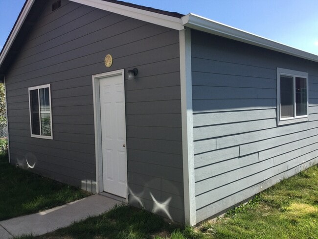 Building Photo - Beautiful Canyon Creek Home