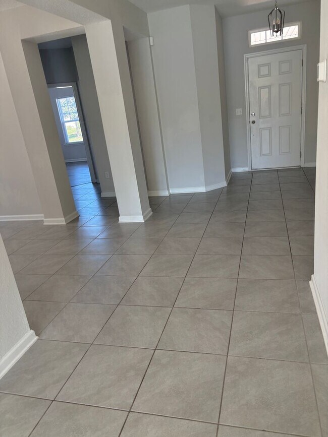 Building Photo - 4 Bedroom 3 Full Bath House in Convenient Location