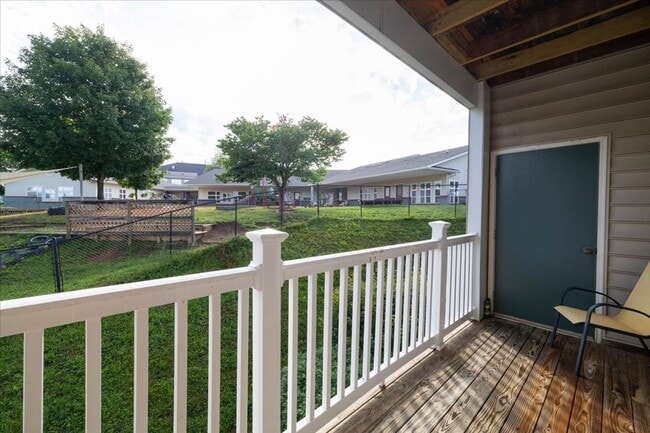 Building Photo - Spacious Condo in Knollwood – Pool, Gym an...