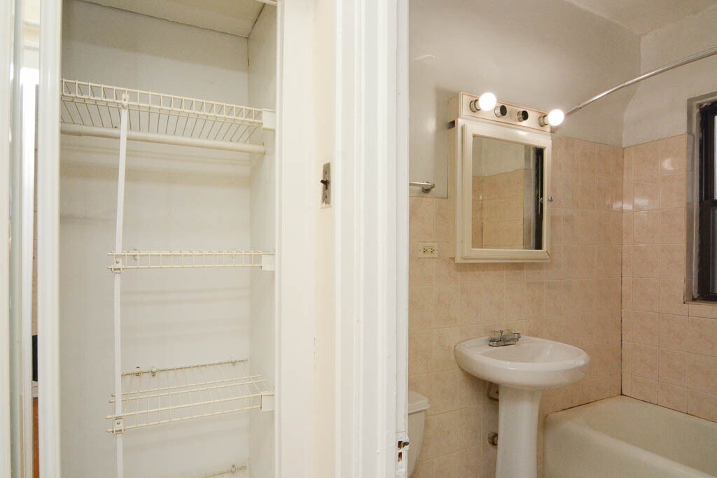 Building Photo - 1169 N Dearborn St