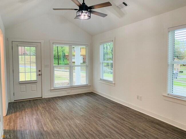 Building Photo - 105 Oak St