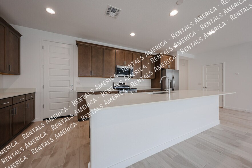 Building Photo - 10151 E Ulysses Ave