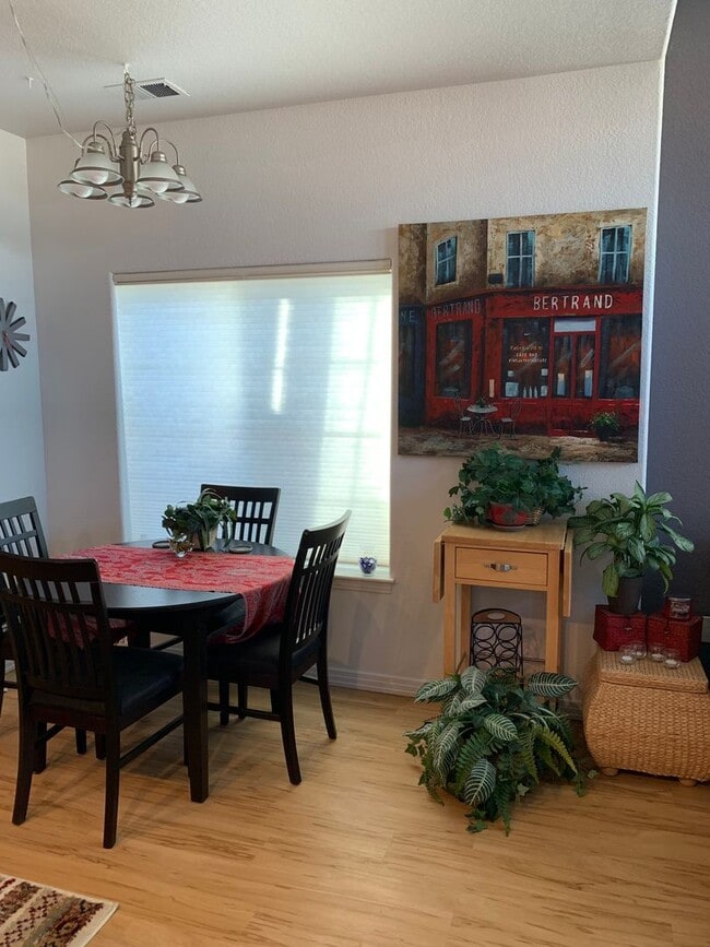 Building Photo - Charming Ranch Style 2 bedroom, 2 bathroom...