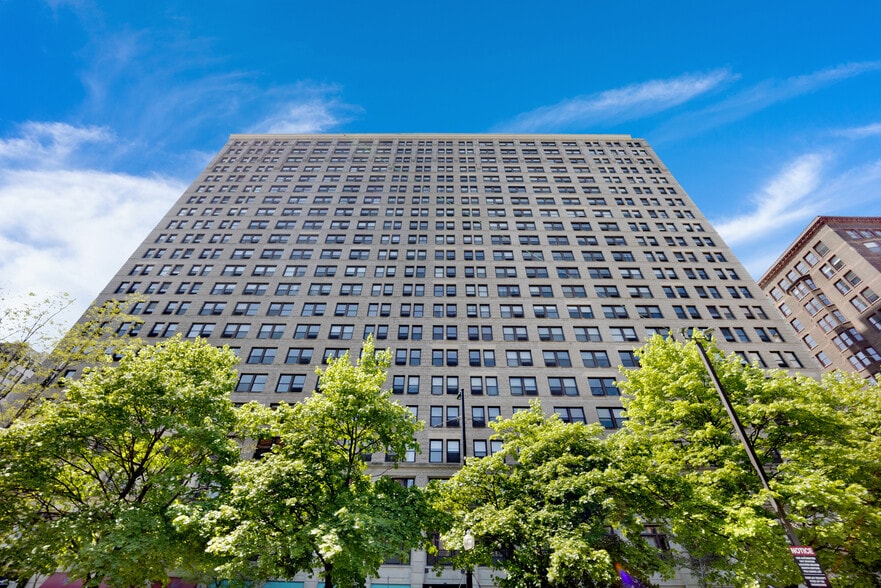 Building Photo - 600 S Dearborn St